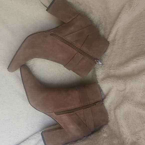 NOWT Bella Vita Tan Suede Ankle Booties - Picture 3 of 8